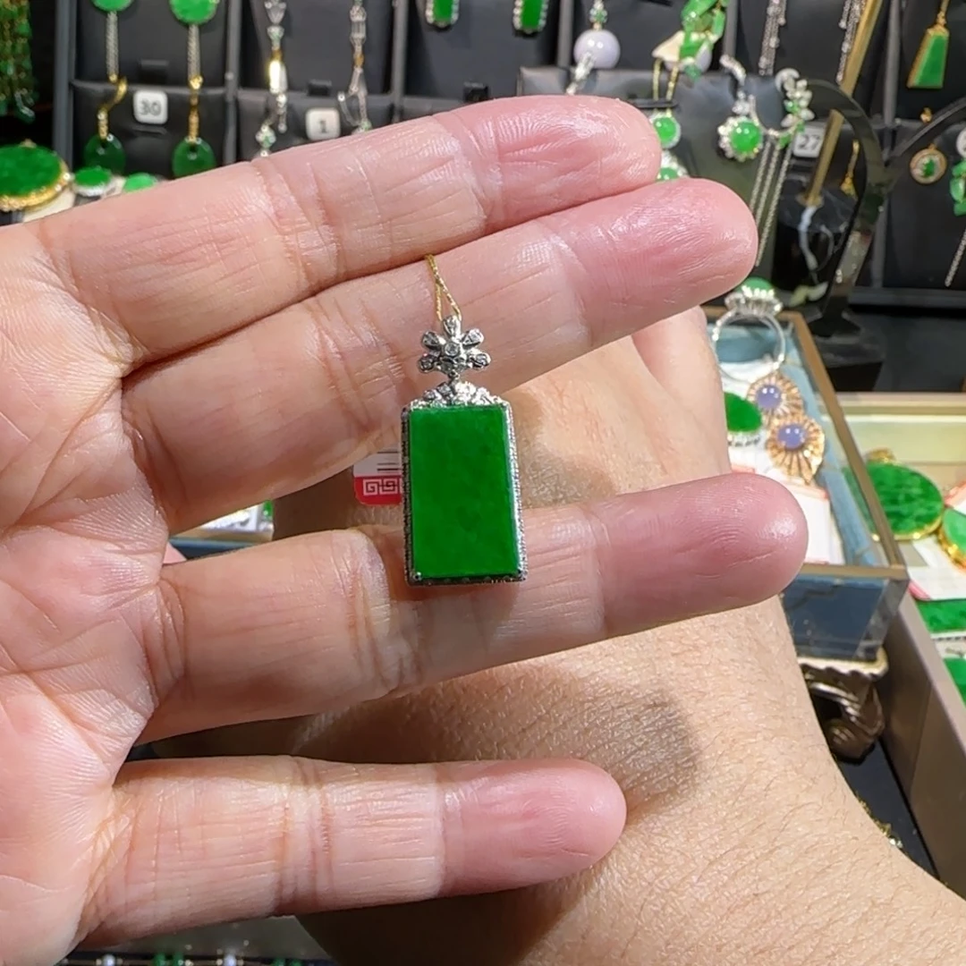 翡翠18K金镶嵌颈饰吊坠