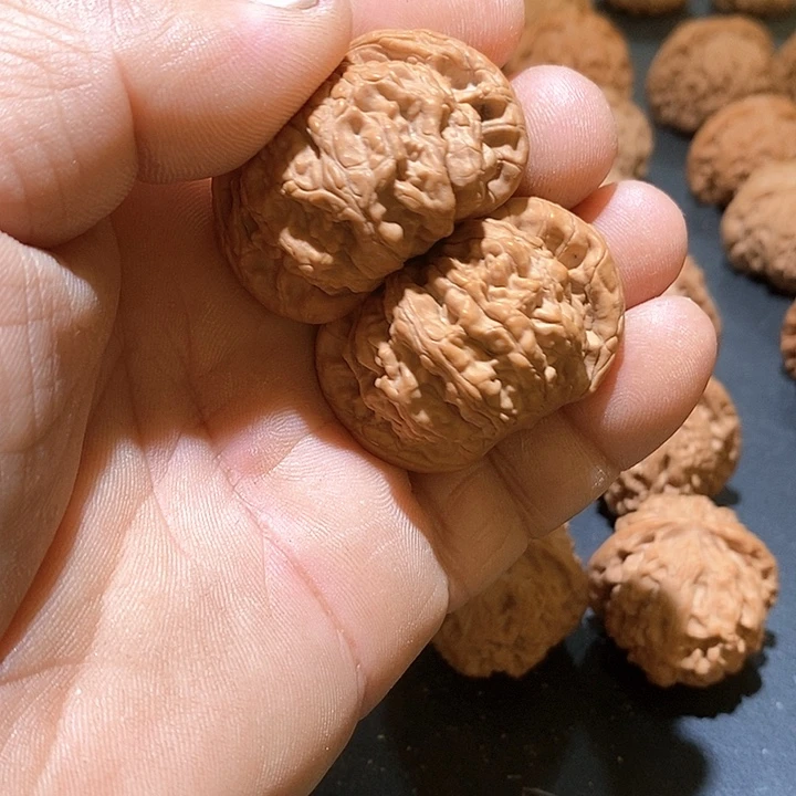 文玩核桃吊坠山虎