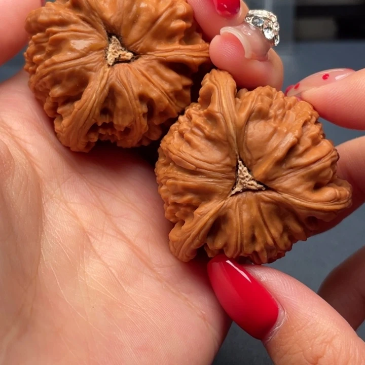 温***.文玩核桃吊坠白狮子