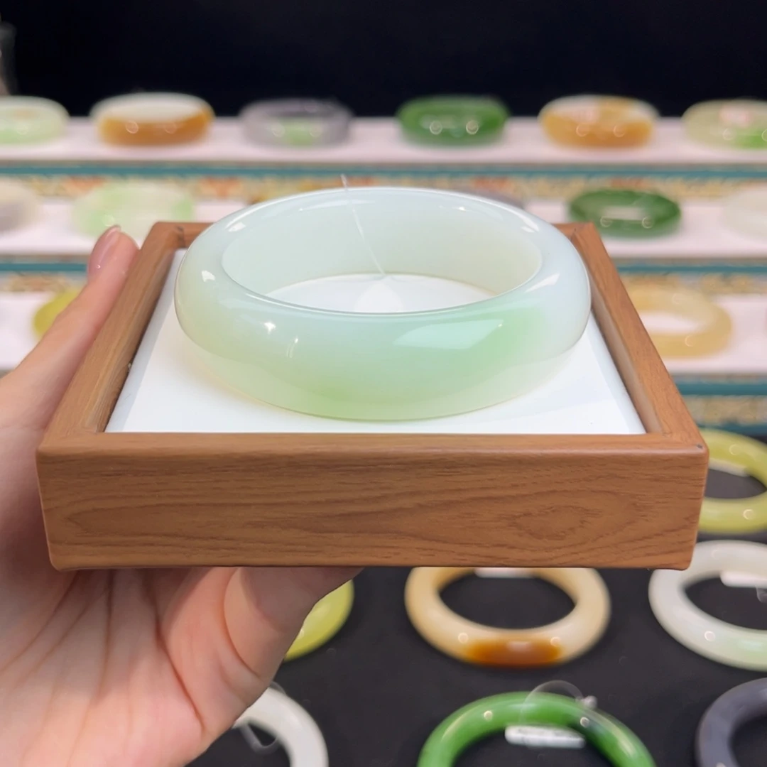 和田玉未镶嵌手镯白底轮胎翠青