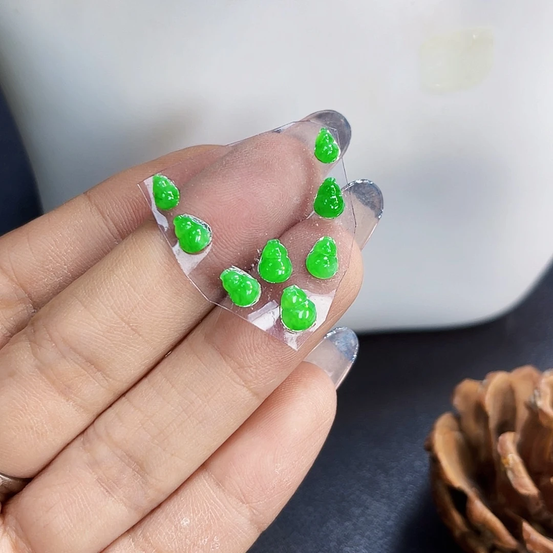 裸石翡翠ZJ0081满色阳绿小葫芦一手