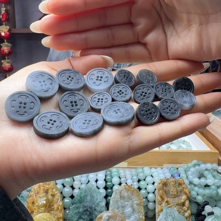 狮***子定制翡翠未镶嵌纽扣