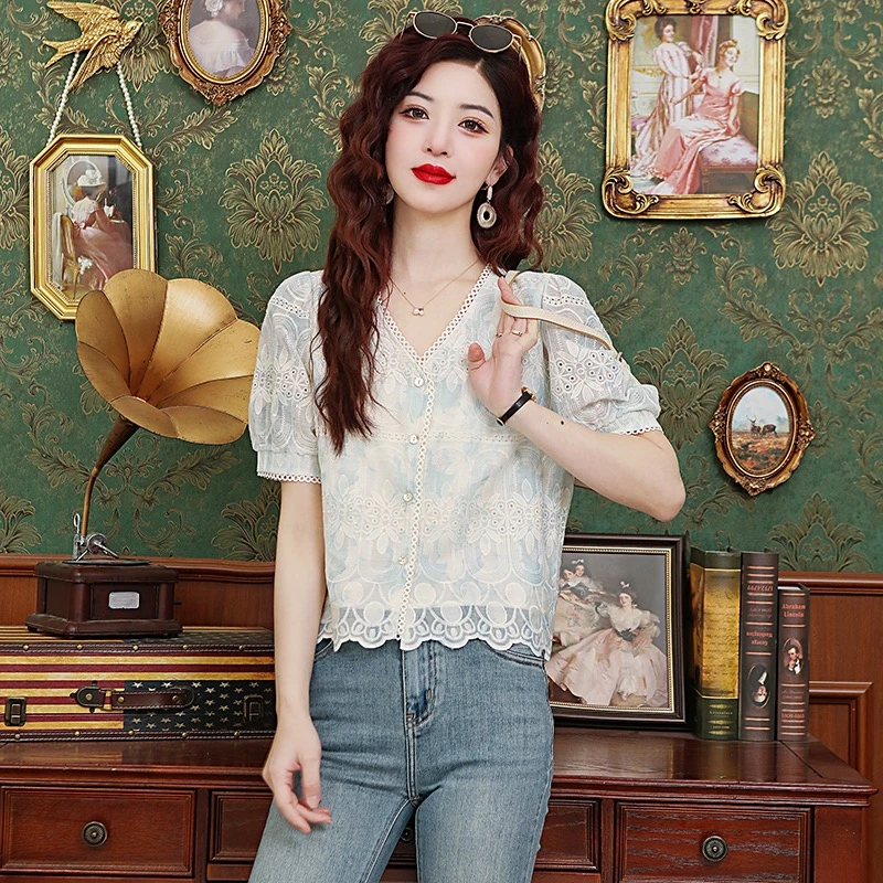 2025夏季新款法式重工蕾丝刺绣短袖衬衫女高级感V领泡泡袖上衣