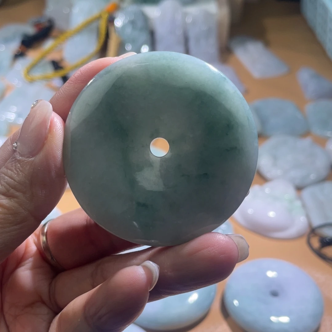 翡翠未镶嵌颈饰平安