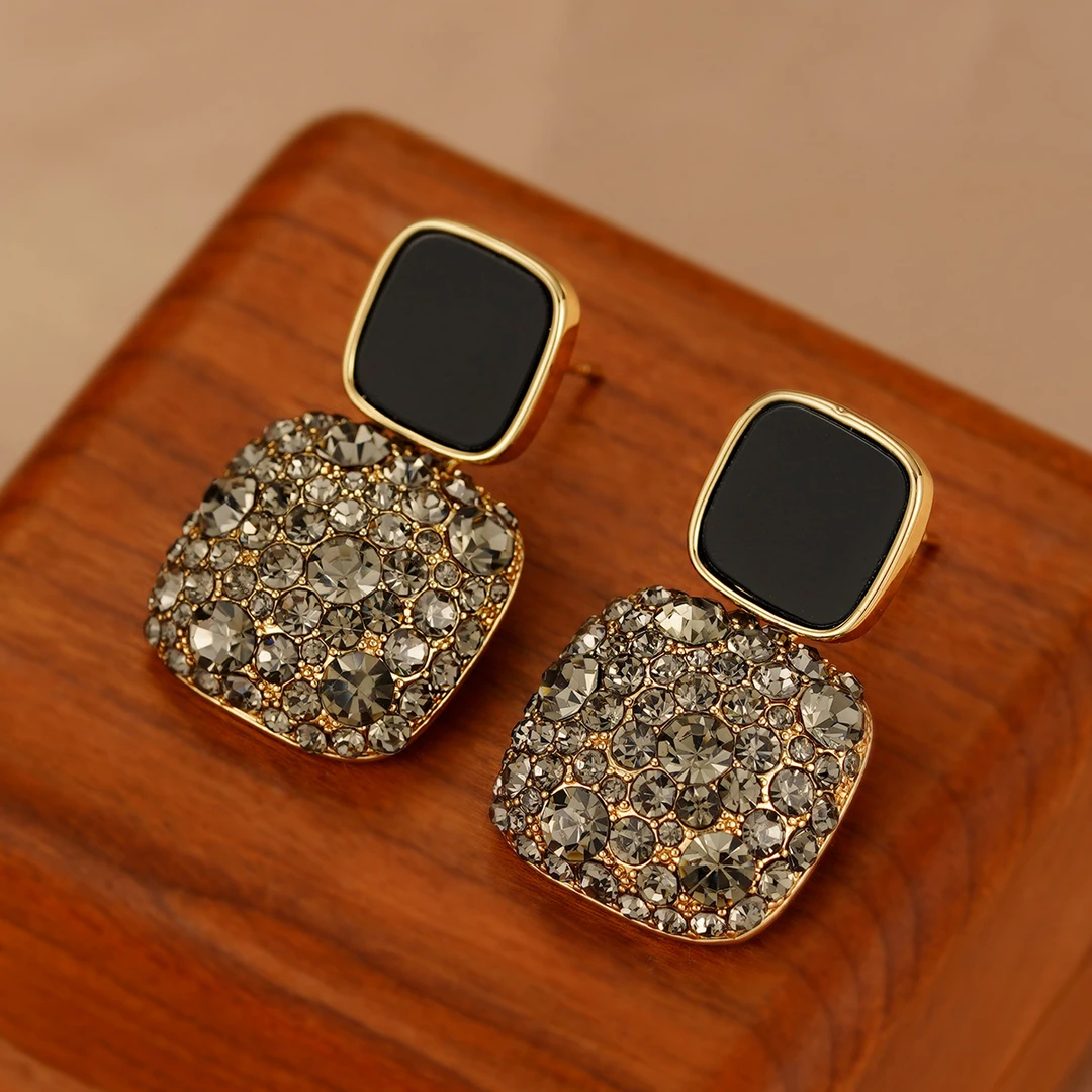 气质轻奢时尚百搭黑色简约耳环CS