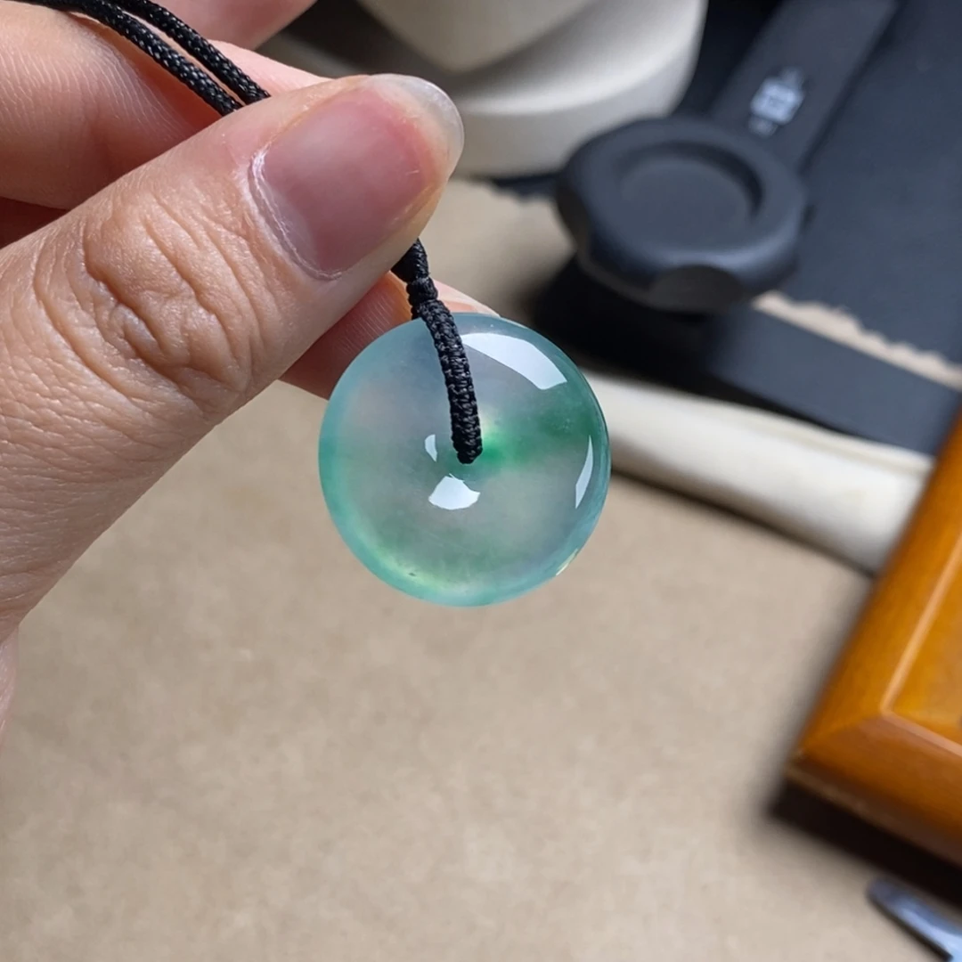 翡翠未镶嵌颈饰高冰白底飘金丝翠起光贵气平安扣