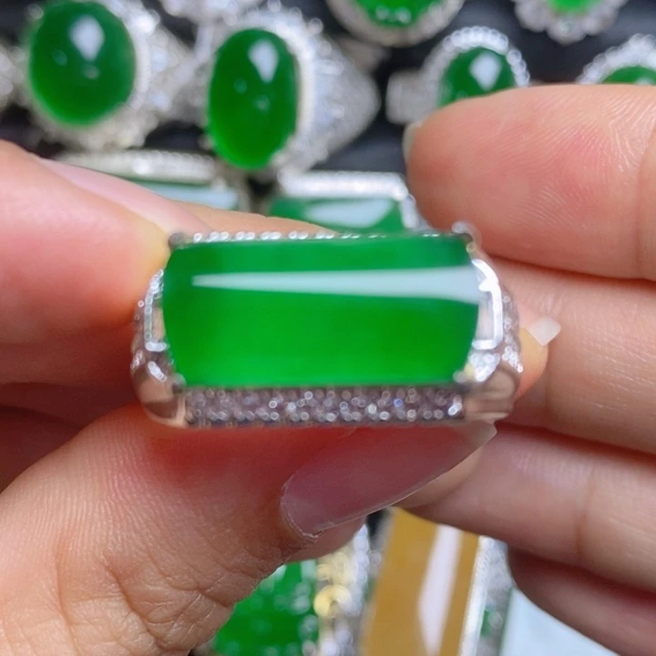 翡翠未镶嵌挂件马鞍