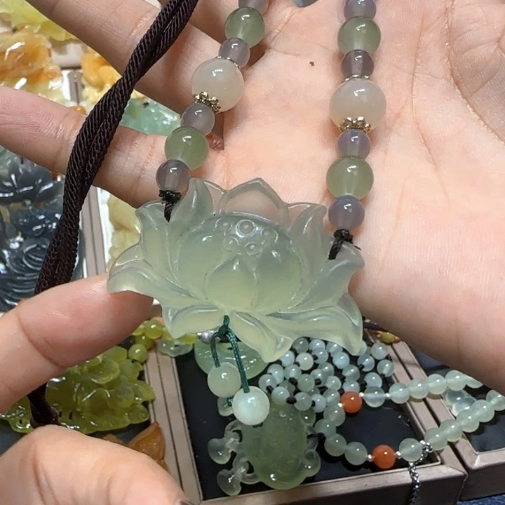 未镶嵌蛇纹石玉吊坠
