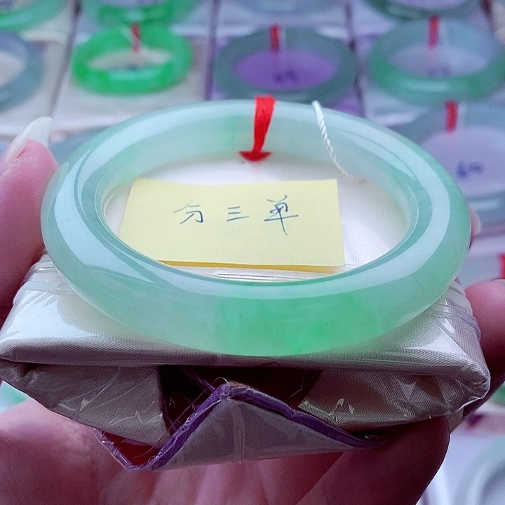 放***儿翡翠未镶嵌手镯（圆镯）552分3单共49800元