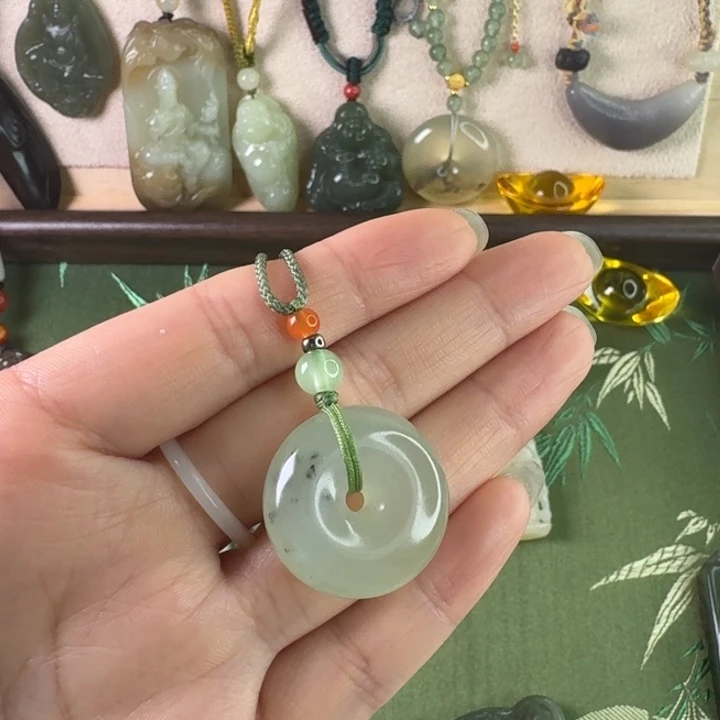 透闪石质玉未镶嵌颈饰