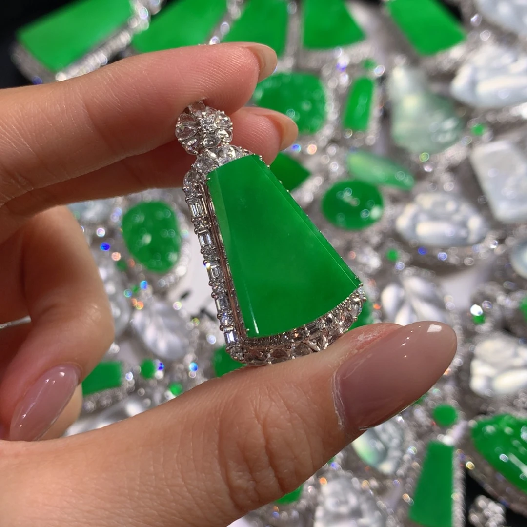 翡翠18K金镶嵌颈饰无事牌