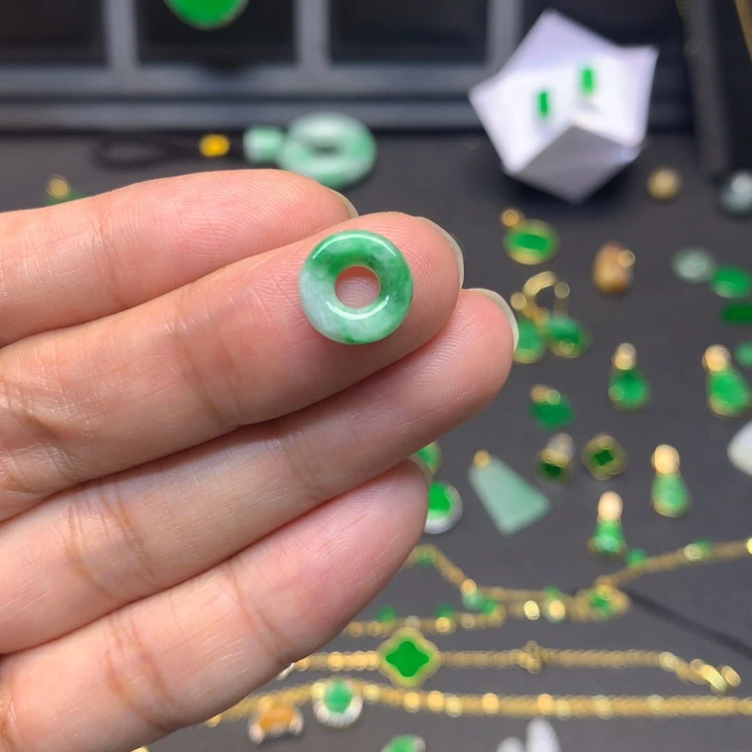 翡翠未镶嵌颈饰有纹