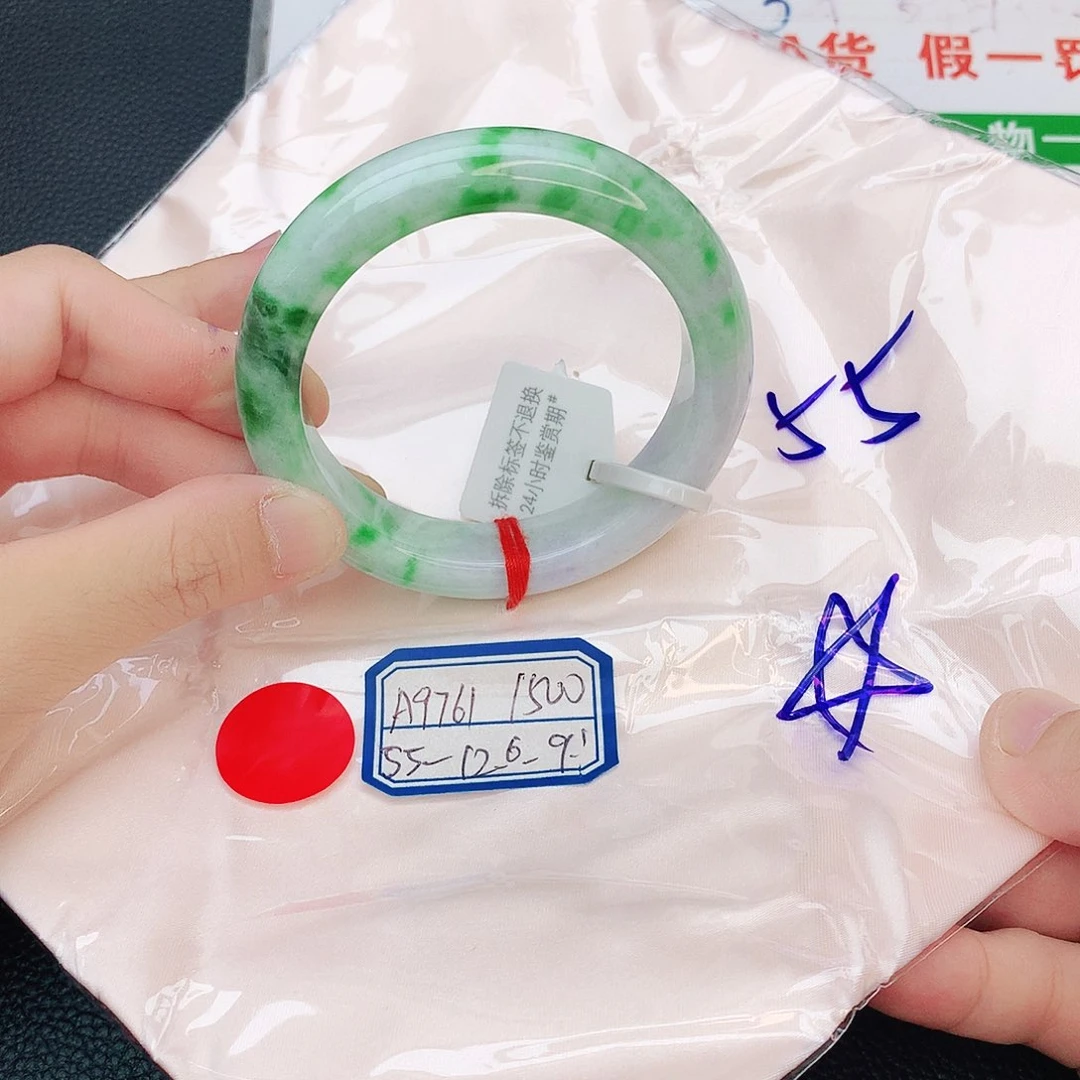 翡翠手镯未镶嵌我