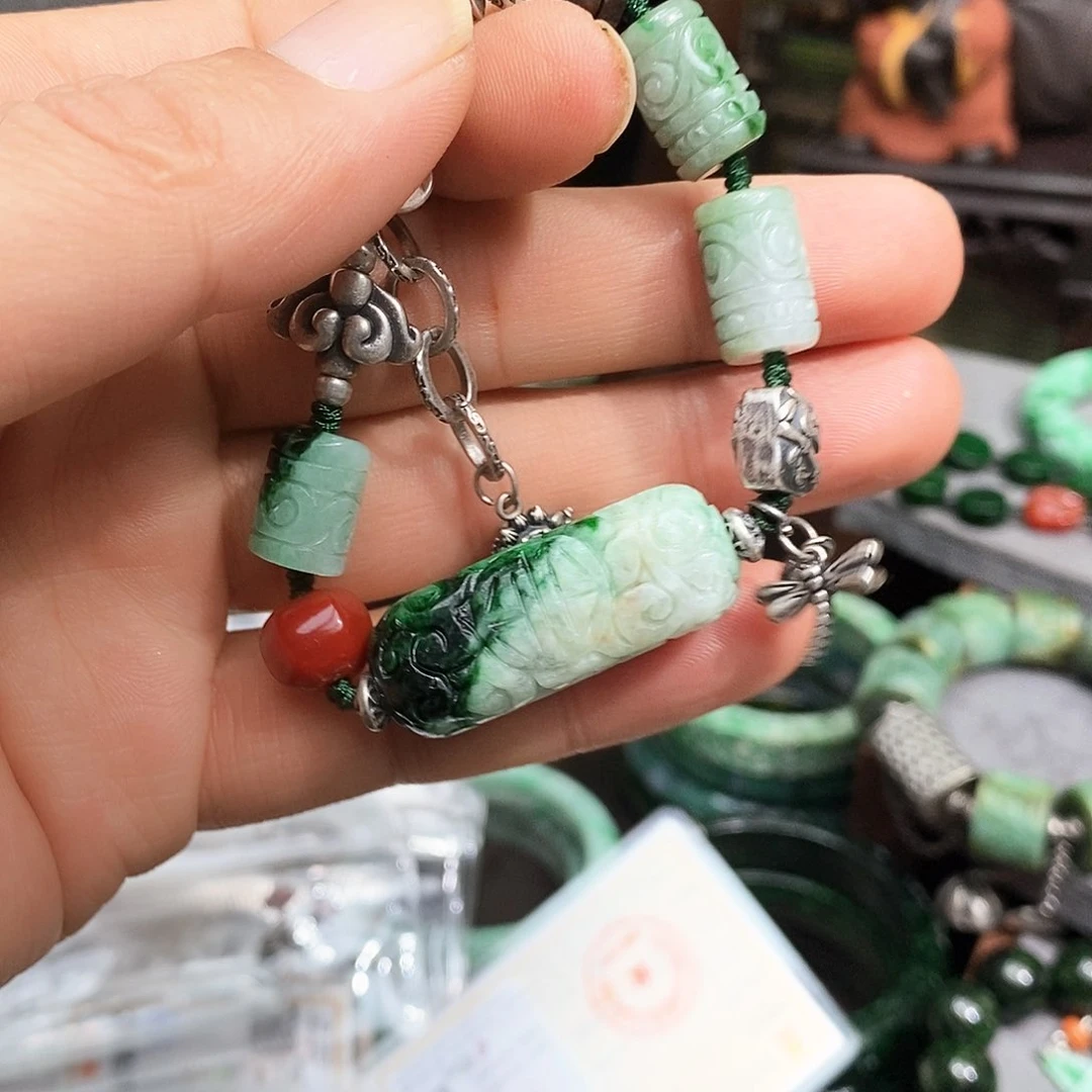 颈饰银S925镶嵌翡翠举***?漂亮美眉