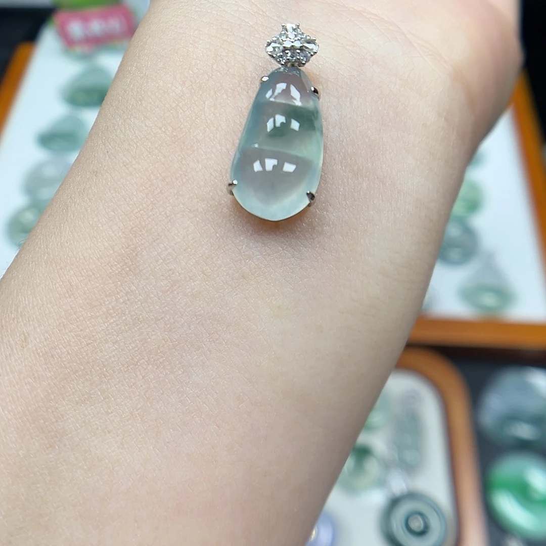 翡翠未镶嵌颈饰福豆