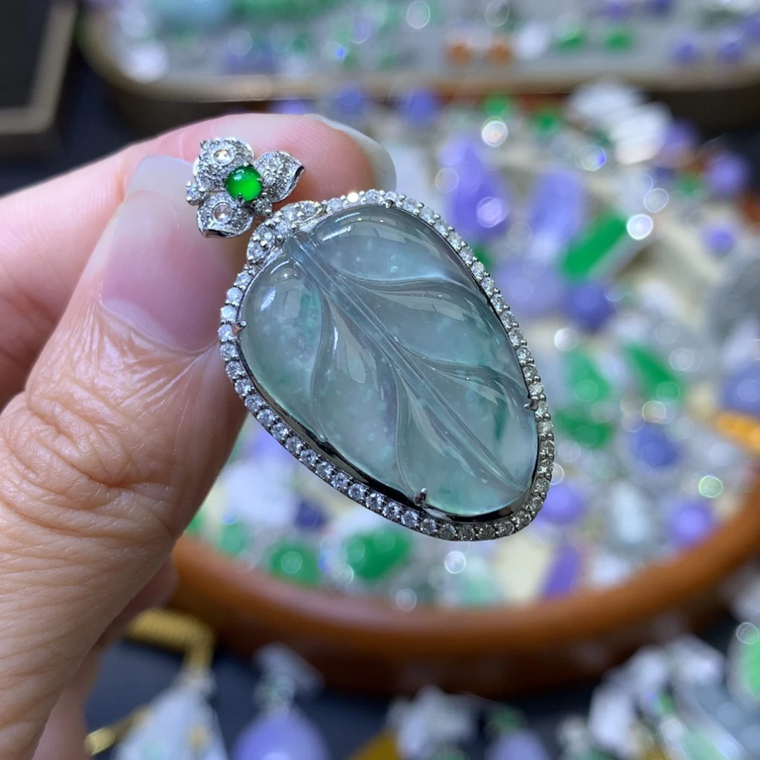 颈饰18K金镶嵌翡翠