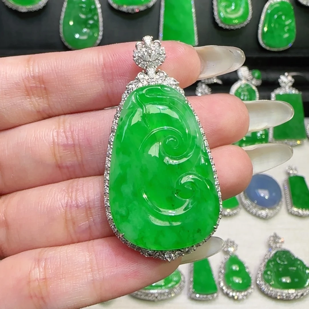 翡翠18K金镶嵌颈饰