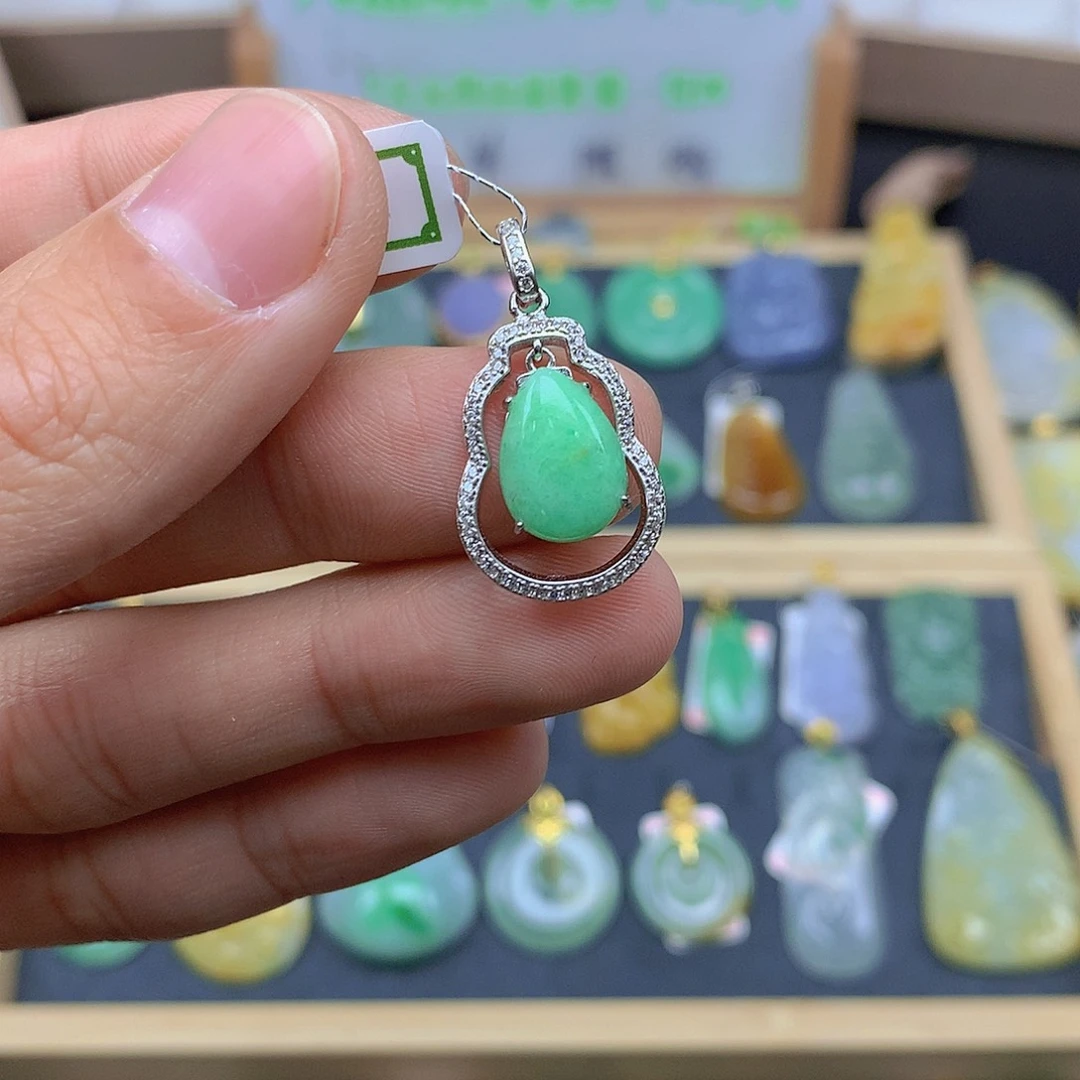 翡翠颈饰未镶嵌翡翠