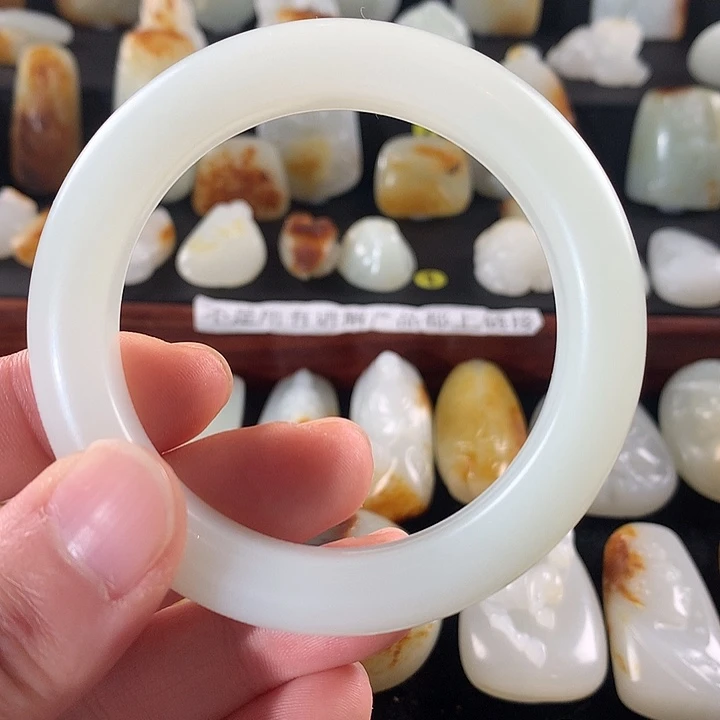 用***6和田玉未镶嵌手镯