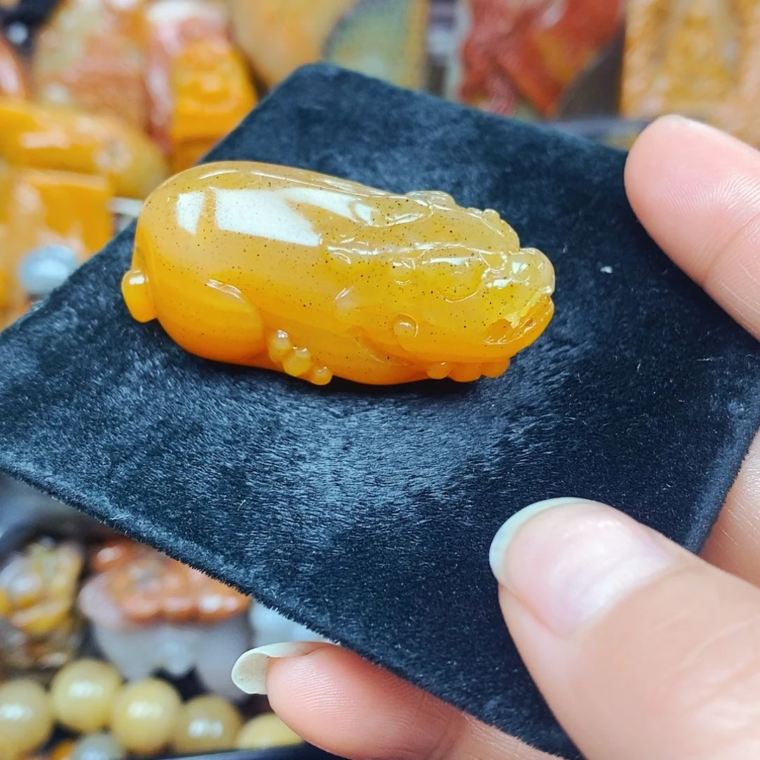 未镶嵌石英质玉（黄龙玉）颈饰