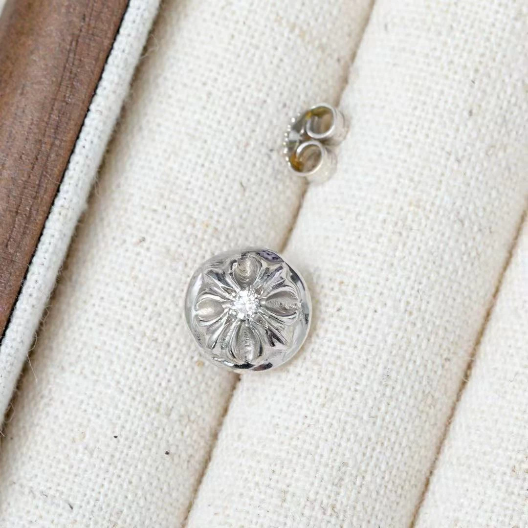 未使用 Chrome Hearts/克罗心 18k白金纽扣白钻十字花圆盾耳钉