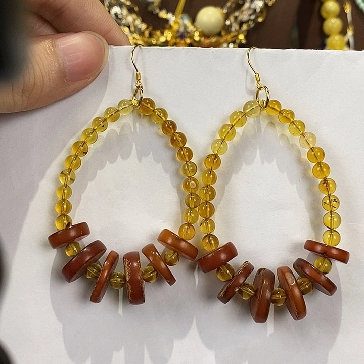 琥珀未镶嵌颈饰多人