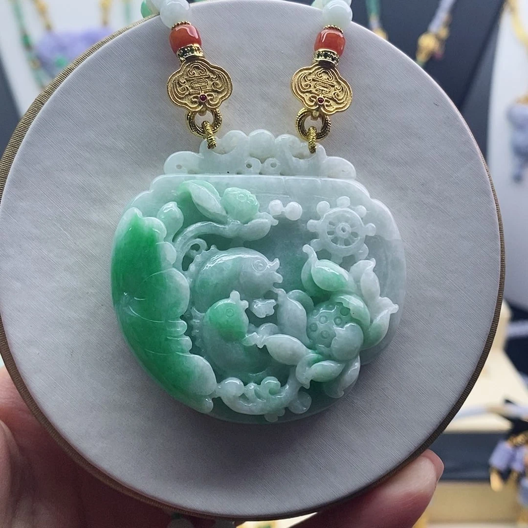 翡翠未镶嵌吊坠(赠链)