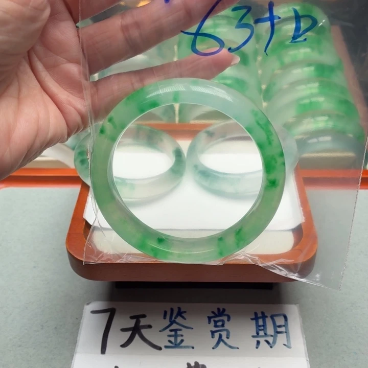 艳***天石英质玉未镶嵌手镯