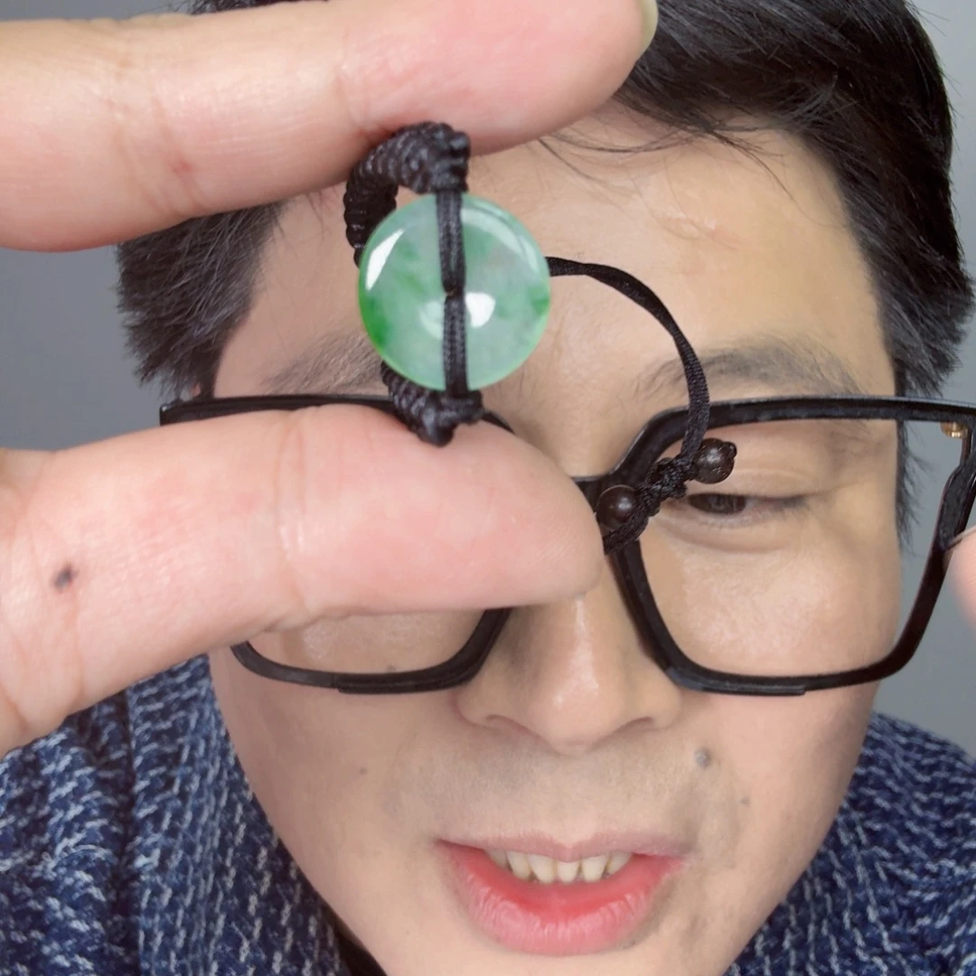 翡翠未镶嵌颈饰一件