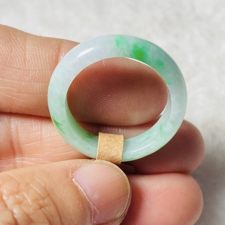 缅甸翡翠A货白底青阳绿玉戒指戒圈 一物一图