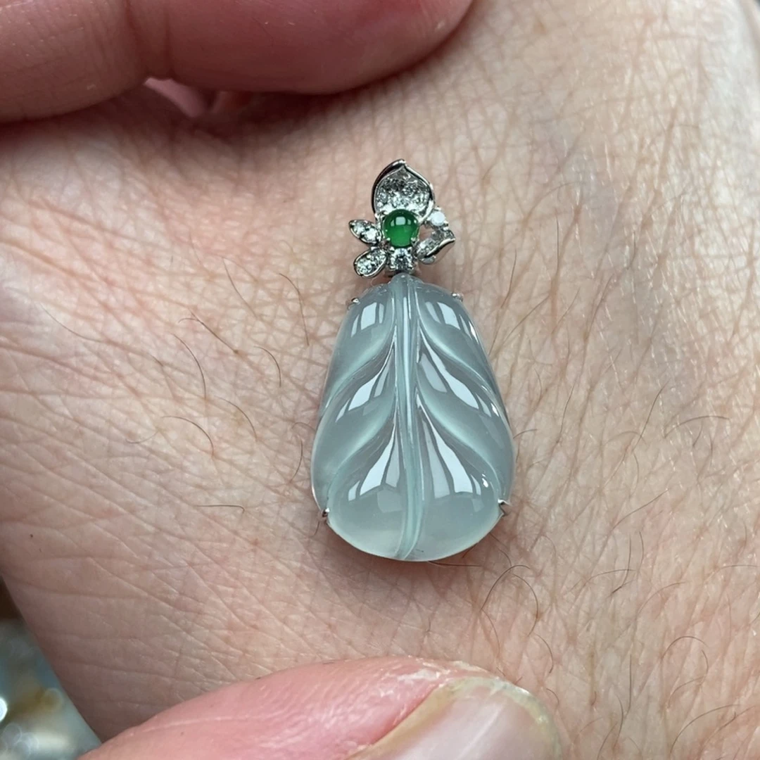 颈饰18K金镶嵌翡翠叶子