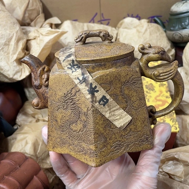 茶壶紫砂原矿泥料，手工制作的一把紫砂壶。