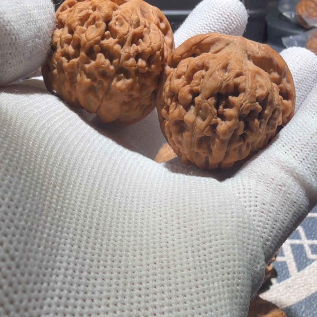 文玩核桃吊坠莲花