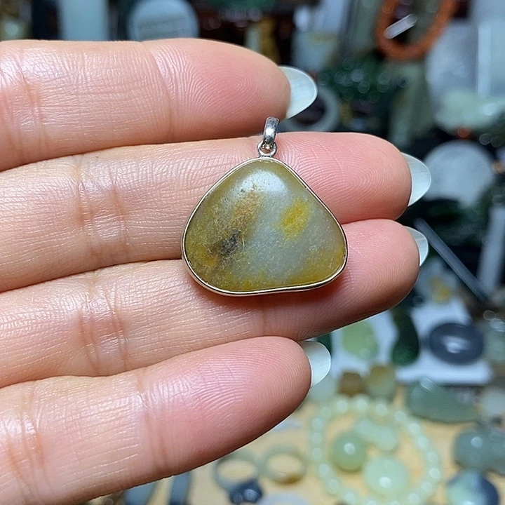 青***衣和田玉未镶嵌颈饰