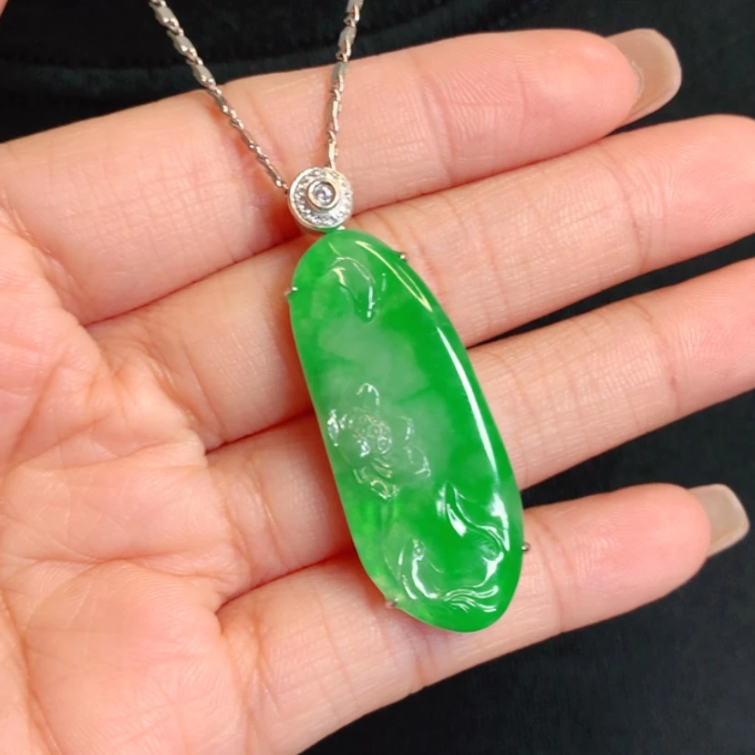 【闪购商品】颈饰18K金镶嵌翡翠莲年有鱼