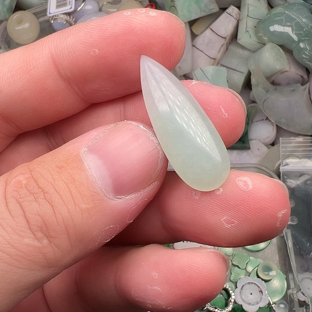 桐***妈翡翠未镶嵌颈饰水滴
