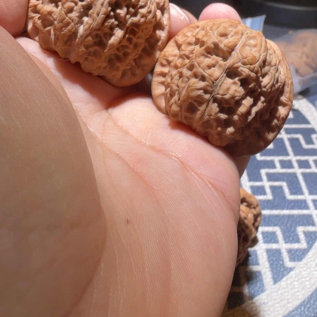 梧***海文玩核桃把件血麒麟