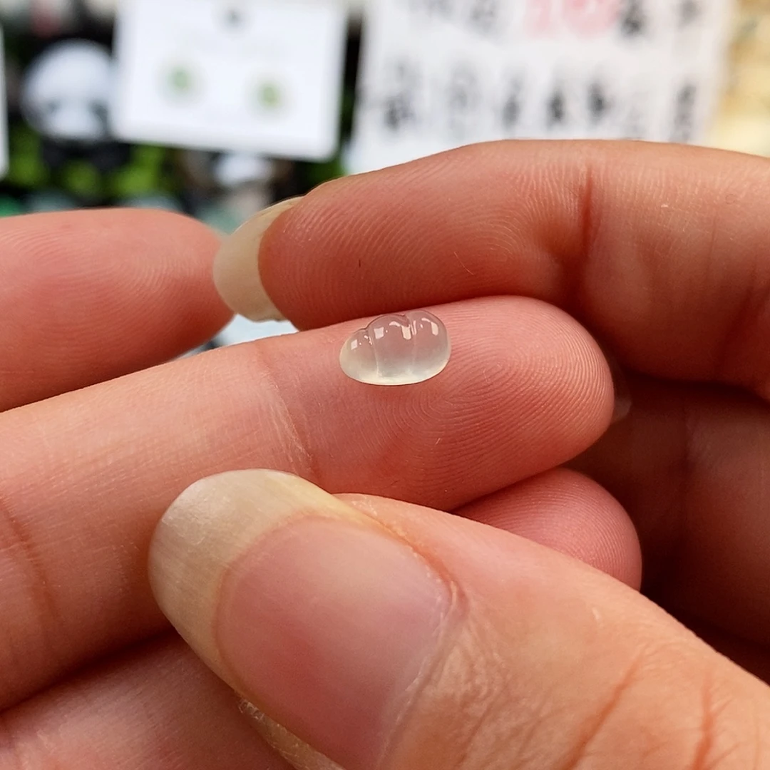 翡翠未镶嵌颈饰高冰小豆子