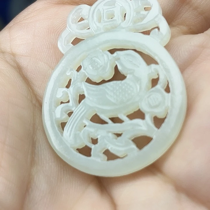 颈饰未镶嵌和田玉（青白玉）