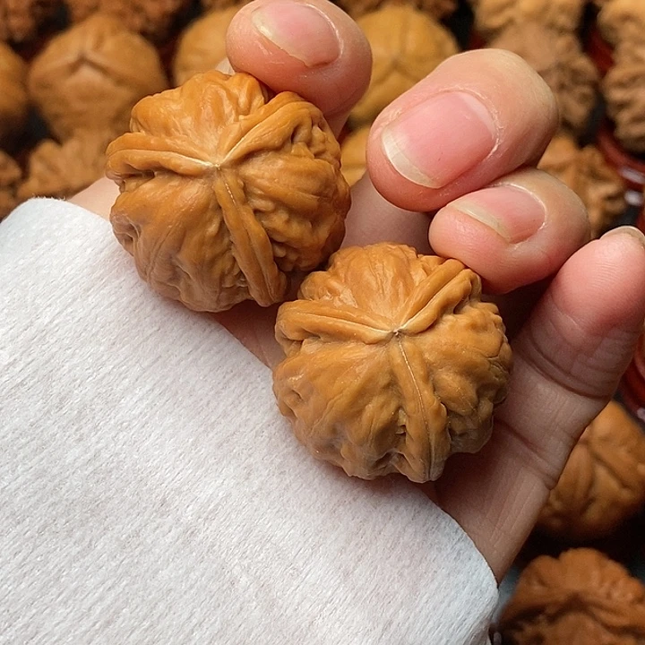 乡***士文玩核桃吊坠三棱