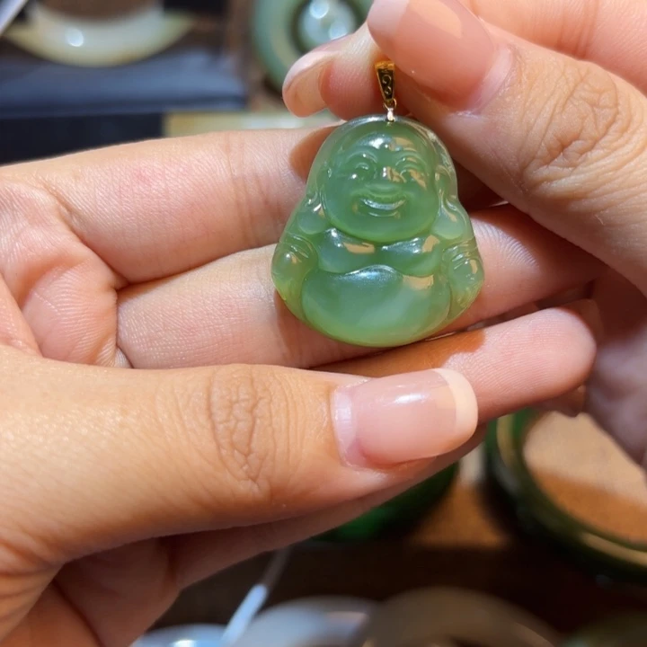 颈饰18K金镶嵌和田玉（碧玉）