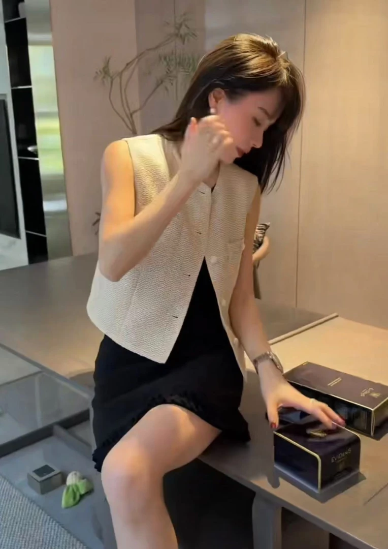 【名衣扬】柚初马甲~前两包时尚精致镂空扣小香风马甲