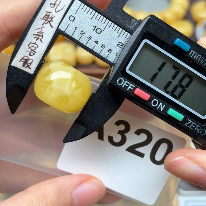 山***里蜜蜡未镶嵌裸石蜜蜡微瑕