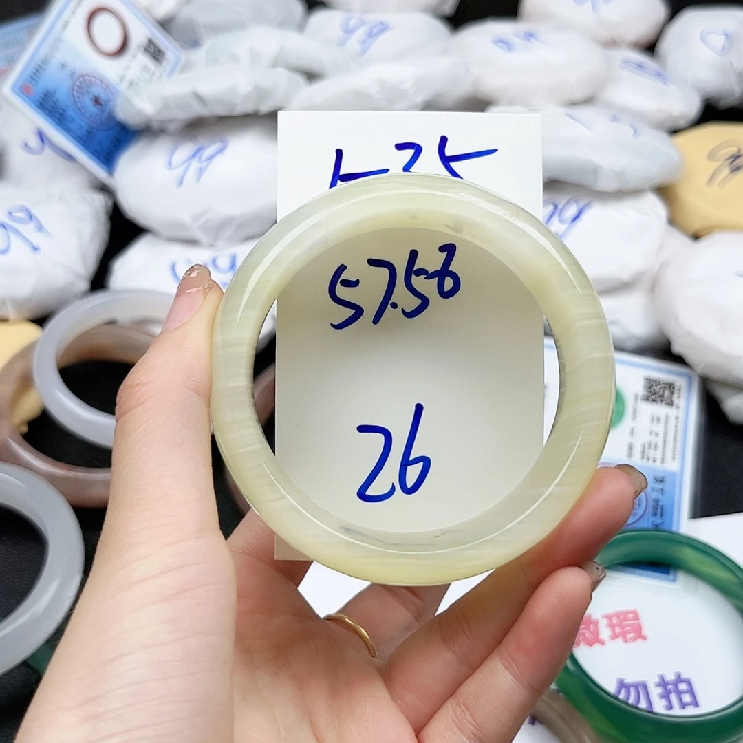 未镶嵌手镯石英质玉1.35