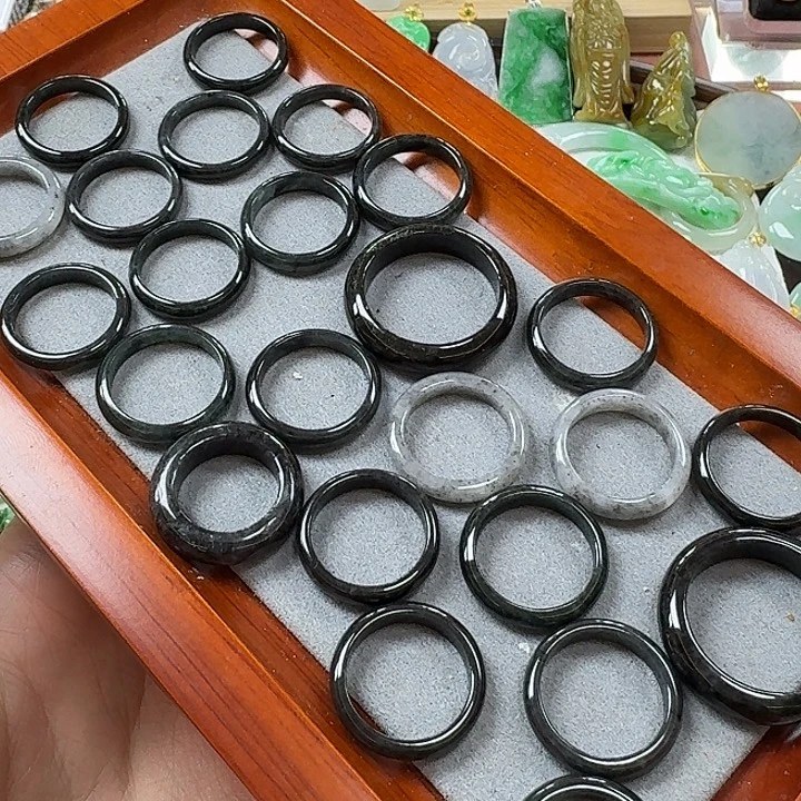 翡翠未镶嵌颈饰戒圈