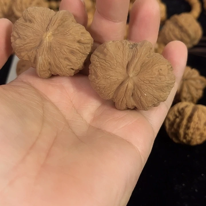 把件文玩核桃边36肚42左右微瑕元宝，编号020