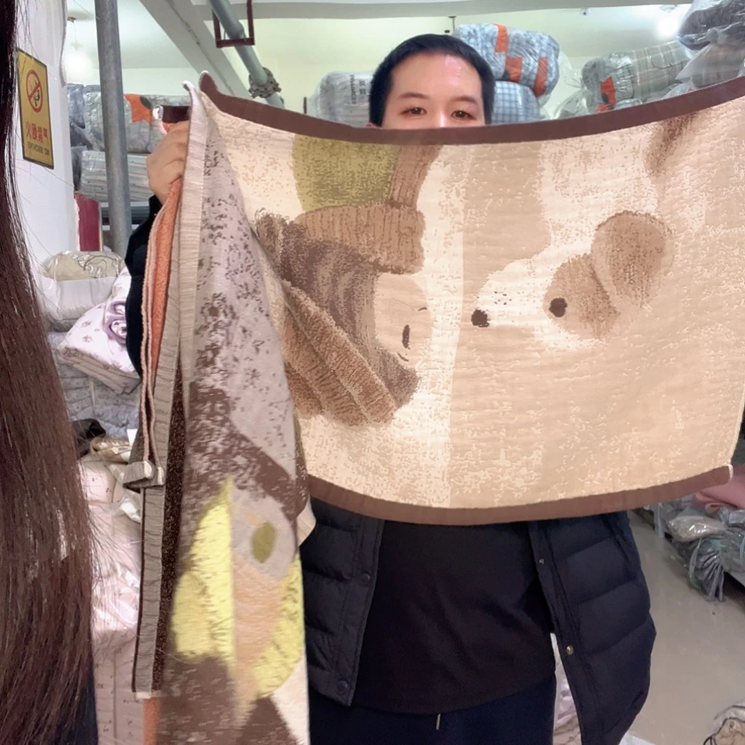 驯鹿毛小孩与小狗枕巾