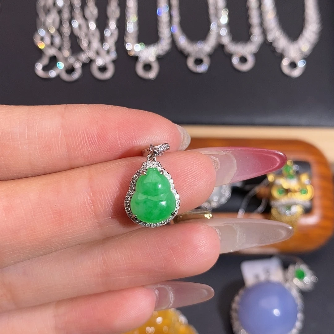 翡翠18K金镶嵌颈饰葫芦