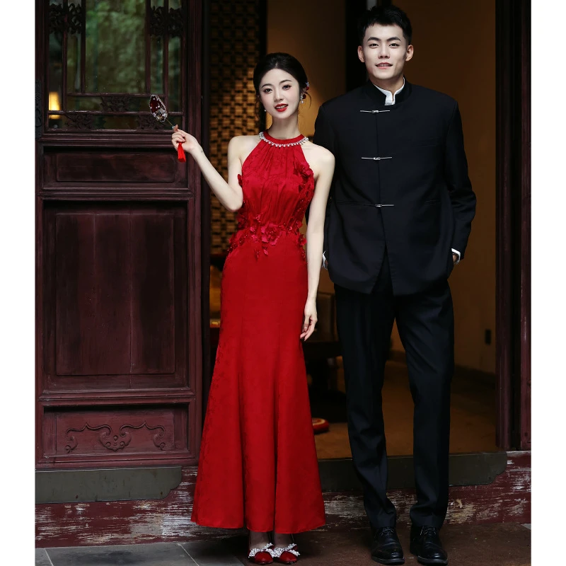 敬酒服挂脖新娘2025新款春季高级感修身鱼尾订婚礼服红色晚礼服女