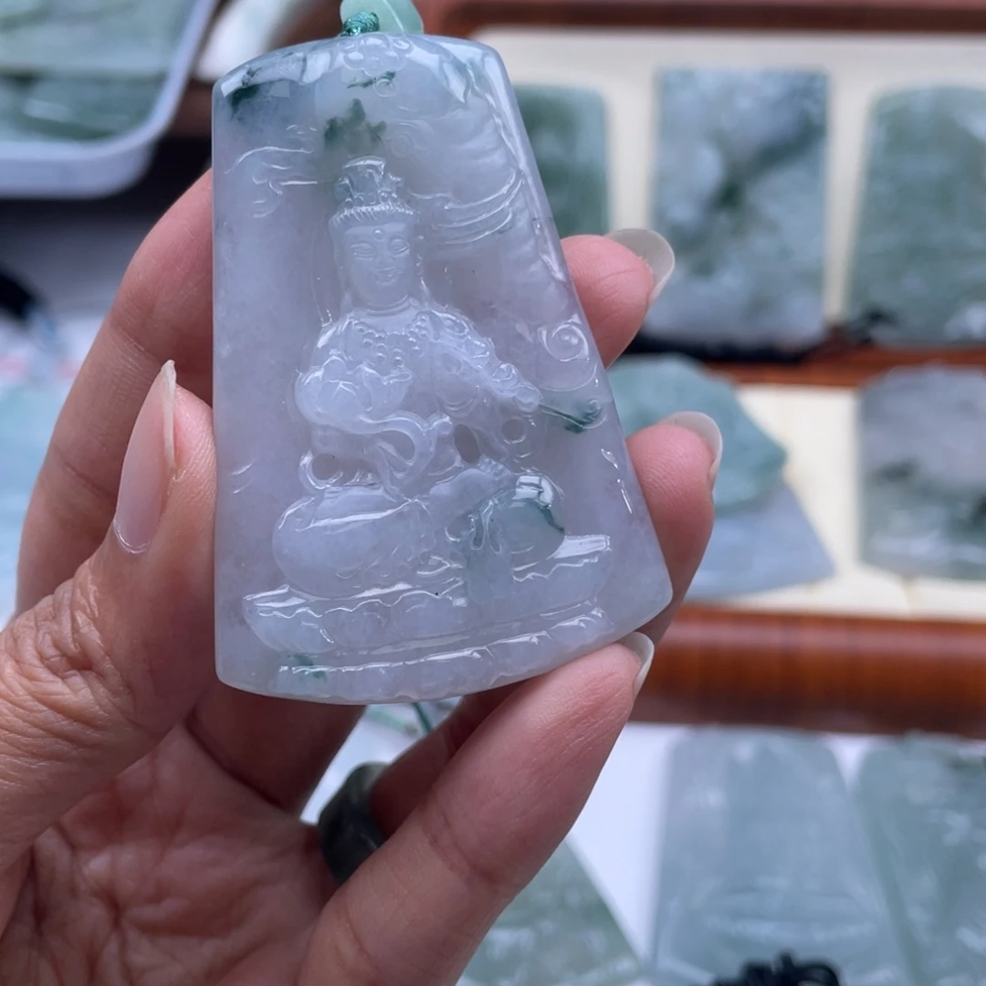 鲸***尾翡翠未镶嵌颈饰普贤